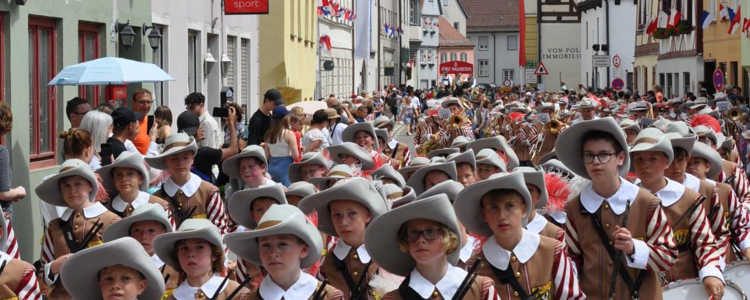 Das Bild zeigt den Mess‘-Umzug.