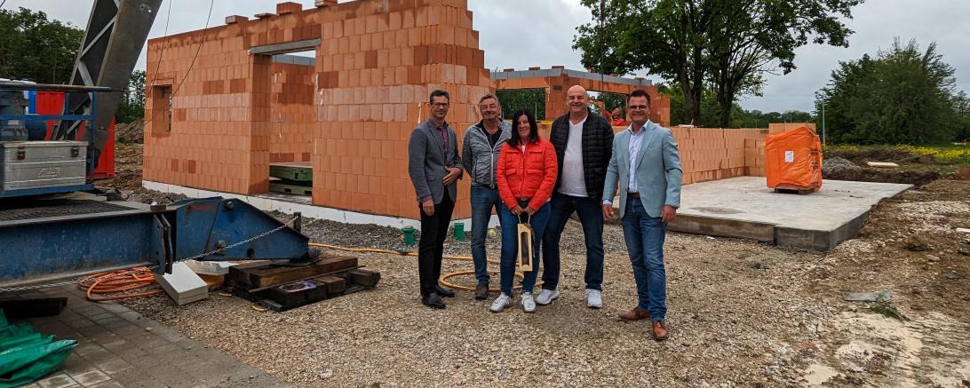 Familie Morlok aus Donauwörth sind die ersten Bauherren, die im neuen Stadtviertel in der Parkstadt innerhalb der eigenen vier Wände stehen können.