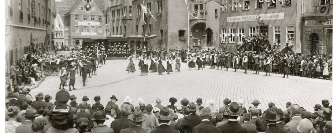 Tanzspiel auf dem Nördlinger Marktplatz.