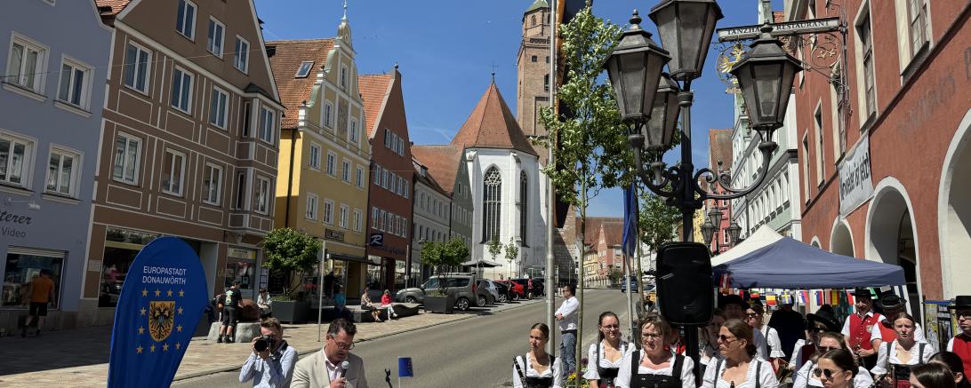 Das Bild zeigt Impressionen vom Donauwörther Maimarkt 2024.