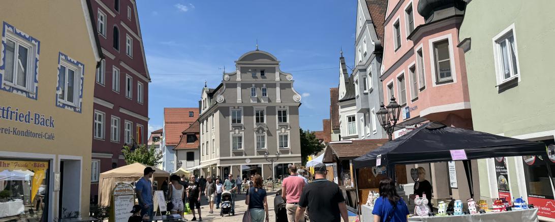 Das Bild zeigt Impressionen vom Donauwörther Maimarkt 2024.