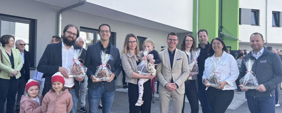 Das Bild zeigt v. l. Bauunternehmer Christoph Arlt, Dr. Georg Frank, Dr. Sabine Lippacher mit Tochter, OB David Wittner, Alexandra Dorn, Florian Wunderlich, Dr. Siegrid Scharrer-Bothner und Michael Schmitz. 