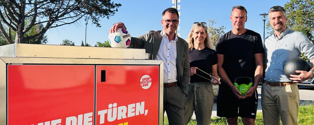 Auf die Türen, fertig, los! Oberbürgermeister Jürgen Sorré, Sieglinde Rammer-Schmidkunz (1. Vorsitzende SV Nordheim), Matthias Oestreicher (2. Vorsitzender) und Sportreferent Jonathan Schädle testen das neue Equipment der Sportbox. 