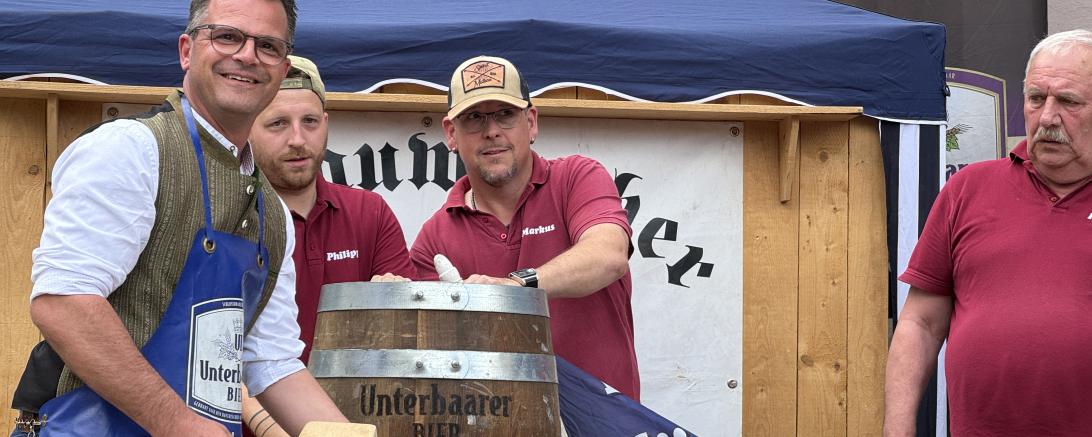 Oberbürgermeister Jürgen Sorré beim Bieranstich beim Inselfest 2024. 