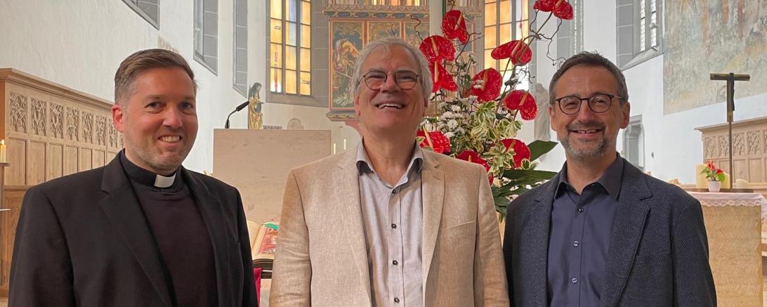 Stadtpfarrer Benjamin Beck (links) und Kirchenpfleger Peter Bühlmeier (rechts) dankten ihm für sein großartiges und vorbildliches Engagement. 