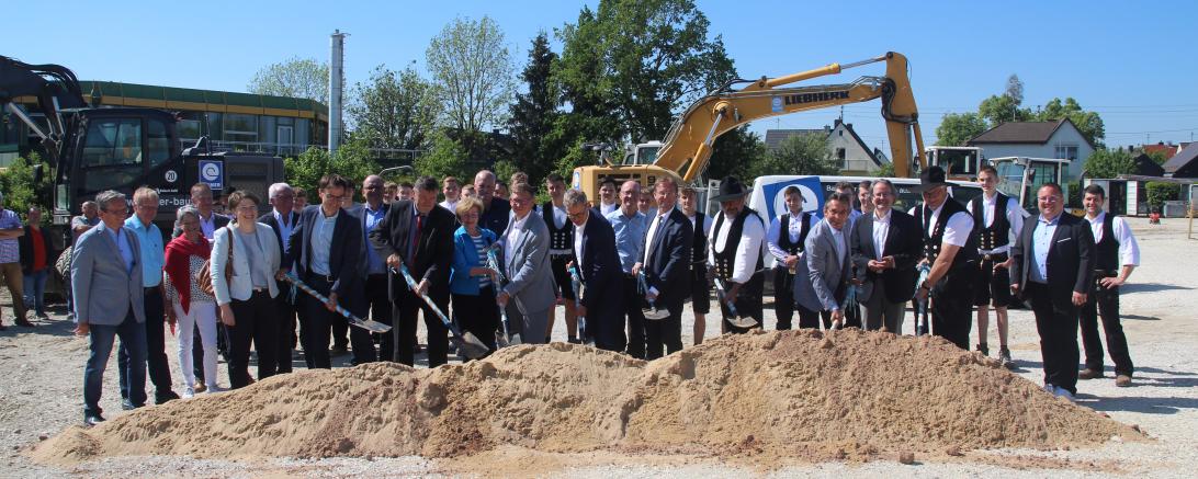 Am vergangenen Dienstagvormittag fand der Spatenstich für die neue Werkhalle der Zimmerer und Schreiner der Ludwig-Bölkow-Schule in Donauwörth statt. 