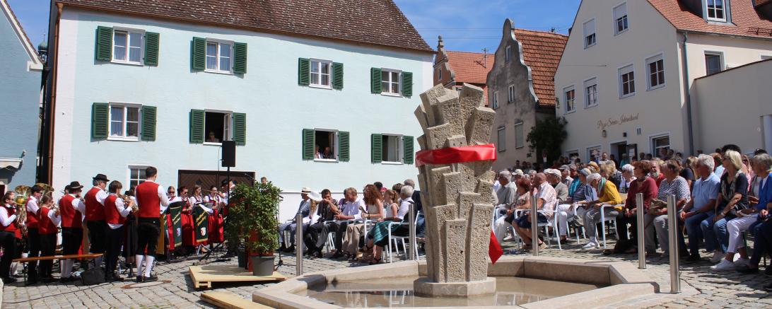Viele Besucher*innen und bestes Wetter beim Brunnenfest in Wemding. 