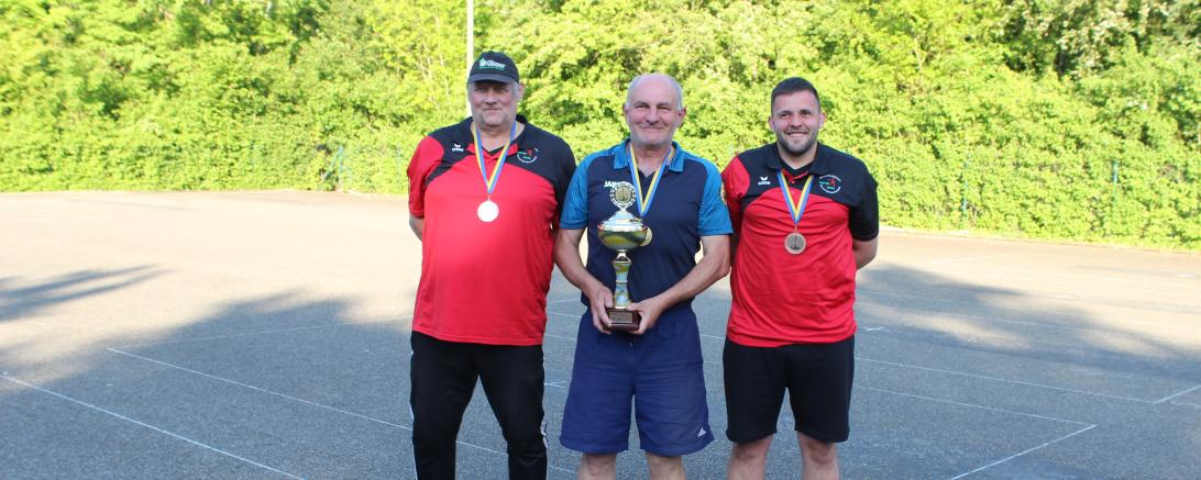 Links der Zweitplatzierte Peter Bittner; in der Mitte der Gewinner Achim Schreiber und rechts Kai Lackner der Drittplatzierte.