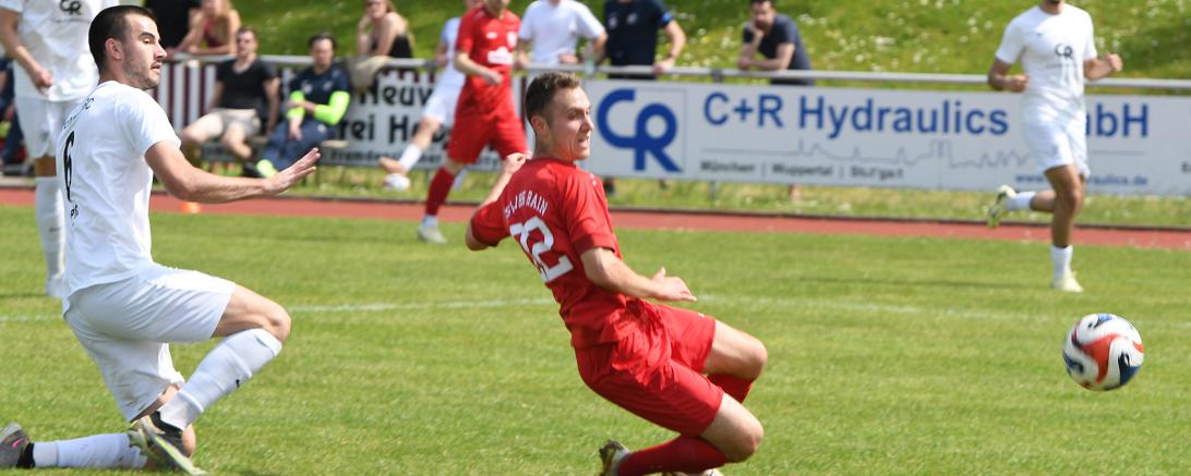 Jannik Schuster erzielt hier das 1:0 im Hintergrund der Passgeber 