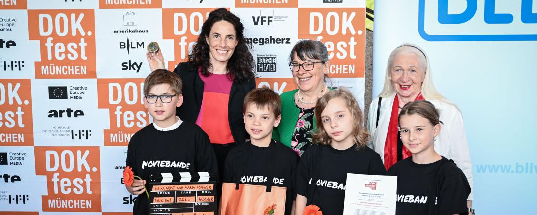 Auf dem Bild zu sehen: Hinter Reihe: Maya Reichert, Maria Höpfner, Erika Wüst. Vordere Reihe: Joshua Gausmann, Johannes Richter, Antonia Richter, Mara Agne.