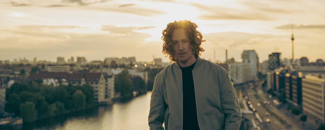 Ein herausragender Künstler aus dem eigenen Land und ein großer Freund der BR-Radltour. Er wird das Publikum in Donauwörth mit seinen Hits wie „Waterfall“ und „Better Me“ begeistern. 