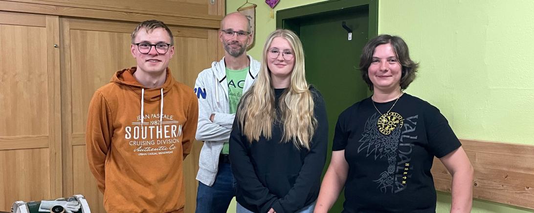 Die Musiker des Schlagzeugregisters Johannes Baalß, Philipp Korntheuer, Jasmin Lang und Alexandra Grün-Wiedenmann mit der neuen Pauke.