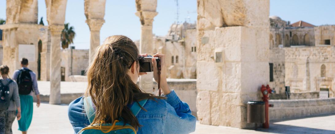 Frau, die im Urlaub ein Foto macht