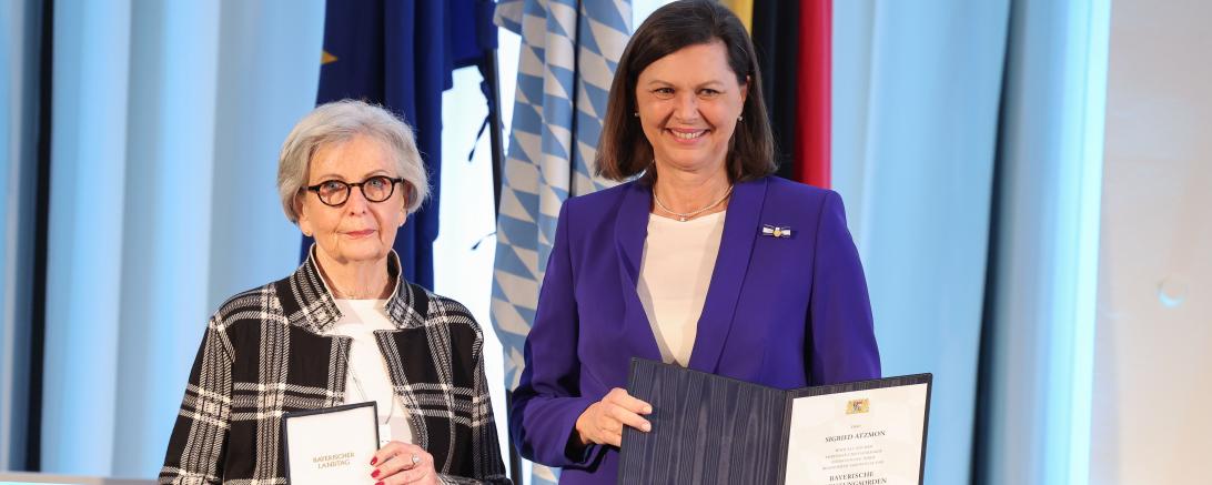 Landtagspräsidentin Ilse Aigner verlieh Sigi Atzmon im Februar 2024 den Bayerischen Verfassungsorden.