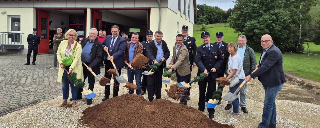 Am 27. Mai fand der Spatenstich für den Anbau am Feuerwehrhaus Berg statt.