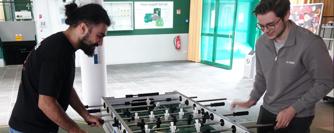 Die Hans-Leipelt-Schule freut sich über eine großzügige Spende der Raiffeisen-Volksbank Donauwörth eG.