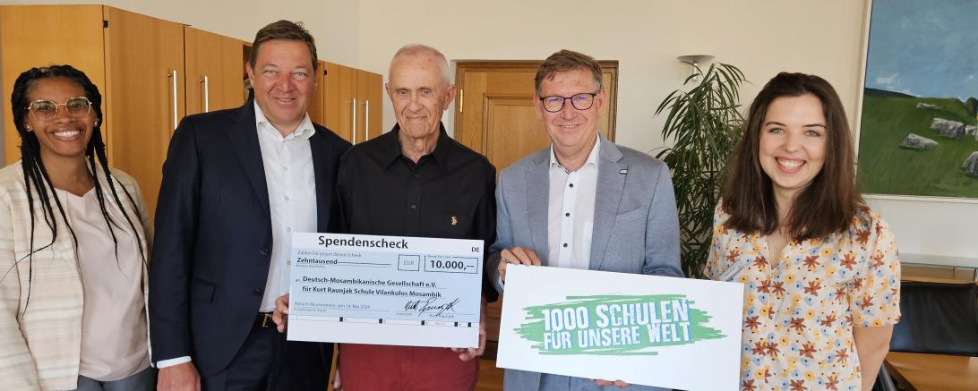 Auf dem Bild zu sehen: Spendenübergabe im Landratsamt Donau-Ries; von links: Ines Schmidtlein und Dr. Marcus Lingel (Deutsch-Mosambikanische Gesellschaft), Kurt Raunjak, Landrat Stefan Rößle und Ramona Ruf (Koordinatorin Entwicklungszusammenarbeit).