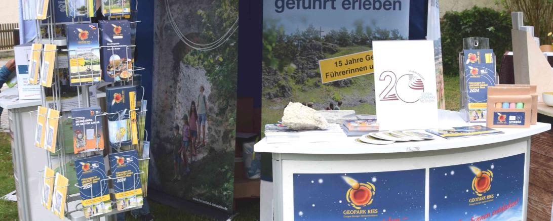 Auf dem Bild zu sehen ist der Stand der Geoparkführer. 