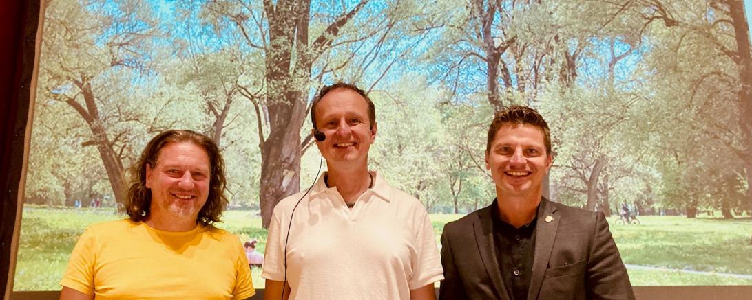 V.r.: Oberbürgermeister David Wittner, Biologe & Autor Jürgen Schuller, Holger Biller (Hauptverantwortlicher für kommunale Klimaschutzthemen bei der Stadt Nördlingen).