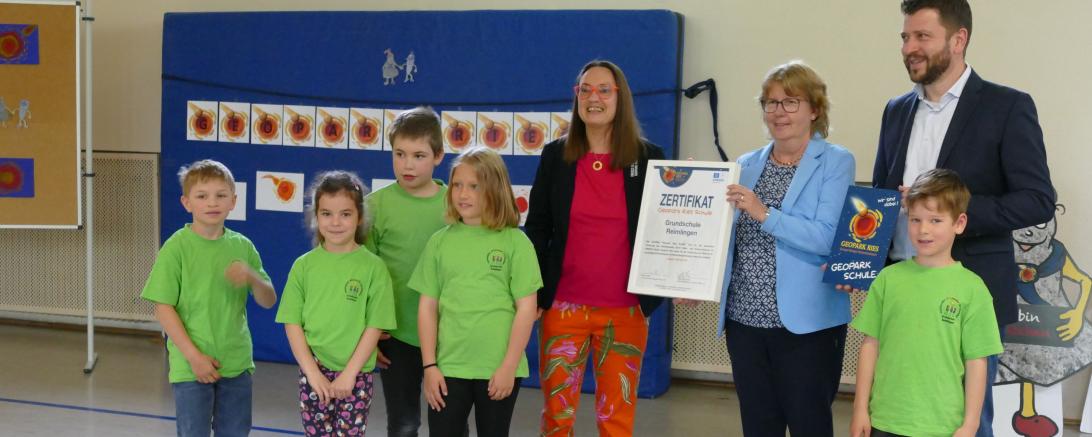 Auf dem Bild zu sehen: Heike Burkhardt, Geschäftsführerin Geopark Ries, überreicht die Urkunde an Schulleiterin Annette Herreiner und Reimlingens Bürgermeister Jürgen Leberle 