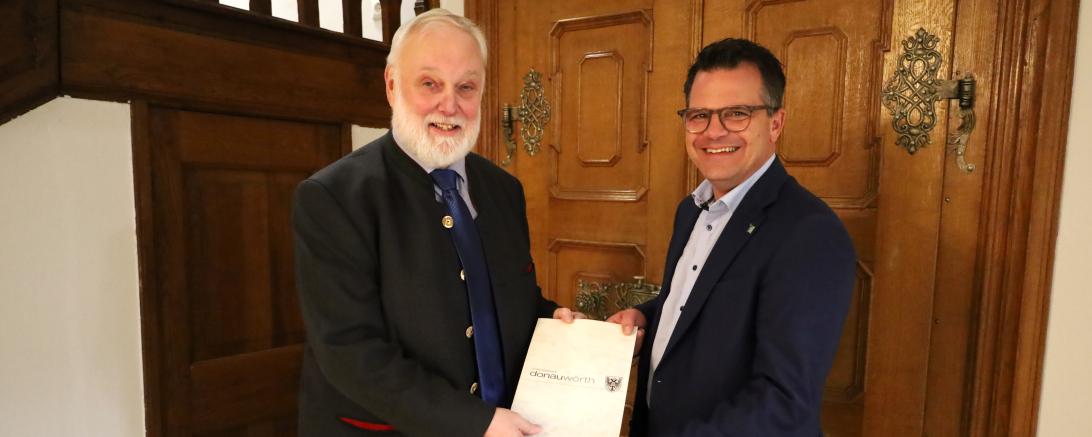 Oberbürgermeister Jürgen Sorré bei der Überreichung der förmlichen Urkunde zur Versetzung in den Ruhestand an Verwaltungsdirektor Roland Braun