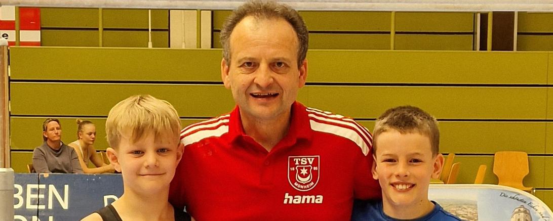 Trainer Roland Grimm (mitte) mit seinen Athleten Adrian Gross (links) und David Endlich