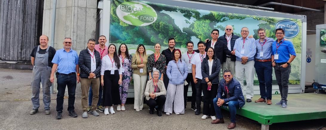 Die Gäste aus Peru und Kolumbien bei der CO2-Verwertungsanlage von Biogas-Fond. V.l.: Landwirt Ralph Hussel, Leo van Bree, sowie die Besuchergruppe.