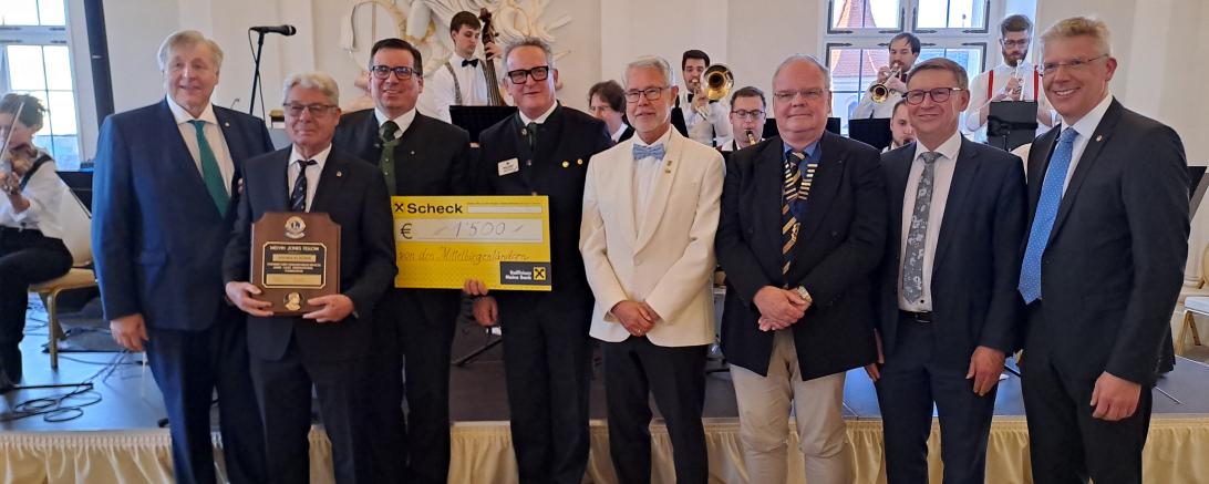 v. l. n. r. Johannes Fenz, Jochen Klauser, Paul Fruhmann, Daniel Isenrich, Rainer Schaller, Dr. Martin Schwarz, Landrat Stefan Rößle, Veit Meggle