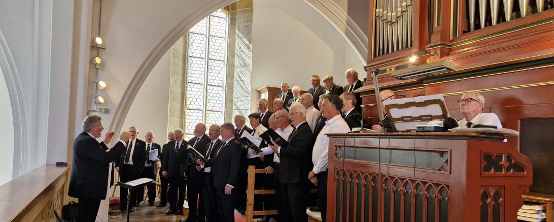 Die St. Georgskirche zum Konzert des New Zealand Male Choir, Leitung Joe Christensen, und der Chorgemeinschaft Nördlingen unter der Leitung von Kurt und Elke Moll sowie Thomas und Theresa Knoll an Klavier und Cello. 