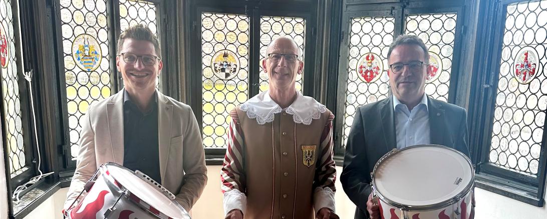 Prof. Dr. Markus Glück, derzeitiger Präsident des Rotary Clubs Nördlingen, übergibt vier Trommeln an Michael Fischer (Leiter des Trommlerkorps) und Oberbürgermeister David Wittner.