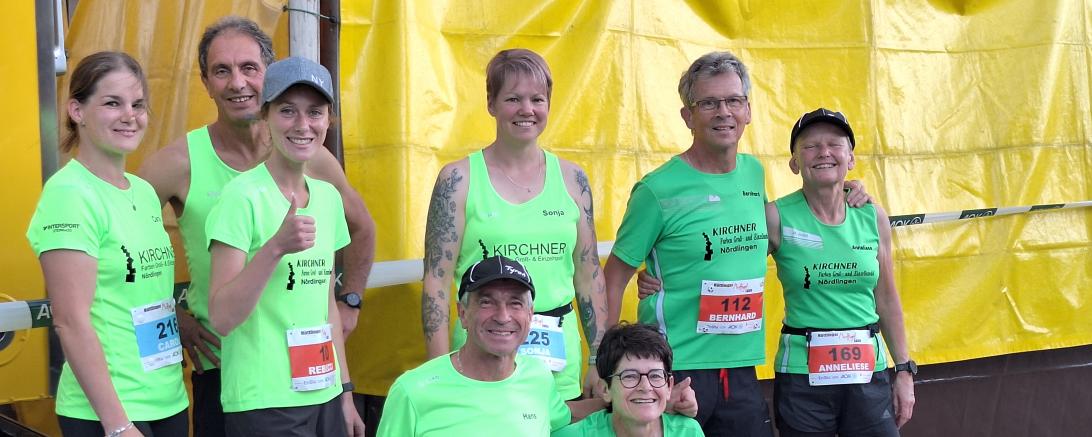 Kurz vor dem Start vorne von links Hans Niederhuber und Andrea Grimmeisen, dahinter von links Carola Schmidt, Georg Eberhardt, Rebecca Bosch, Sonja Wurm, Bernhard Satzenhofer und Anneliese Zinke. Auf dem Foto fehlen Simone und Henning Breuer, Anton Keplinger und Hans Sing 