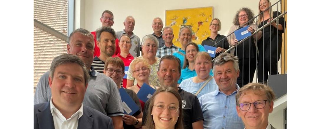 Die Gewinner der Flursäuberungsaktion „Der AWV räumt auf!“ zusammen mit (vordere Reihe von links): Landrat Markus Müller (Landkreis Dillingen), AWV-Werkleiterin Emma Christa und dem Donau-Rieser Landrat Stefan Rößle. 