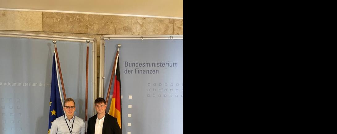 Hier sieht man Johannes Steinmeyer (links) und Daniel Ziegelbauer (rechts) im Bundesministerium der Finanzen.