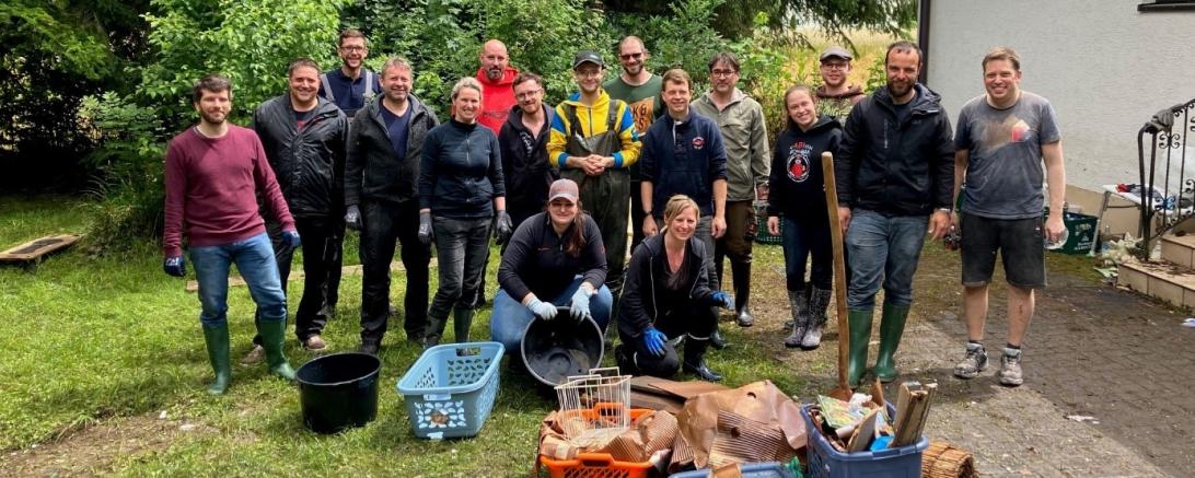 Hier sieht man die Freiwilligen bei den Aufräumarbeiten in Zusum.