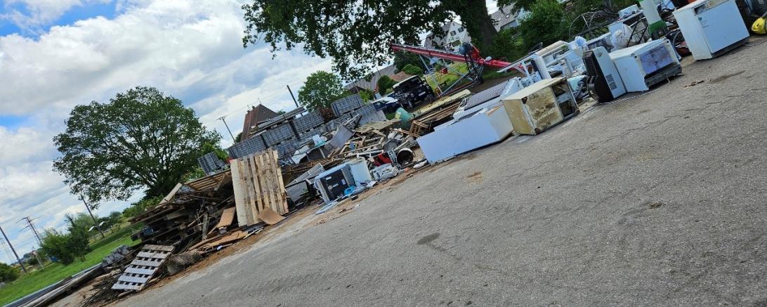 Hier sieht man zerstörte Möbel und Elektrogeräte in Zusum.