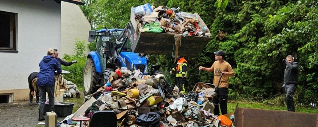 Hier sieht man die Aufräumarbeiten in Zusum nach dem Hochwasser.