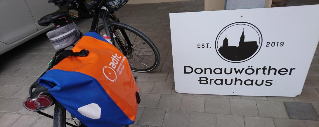 Hier sieht man ein Fahrrad beim Anradeln-Start vor dem Donauwörther Brauhaus.