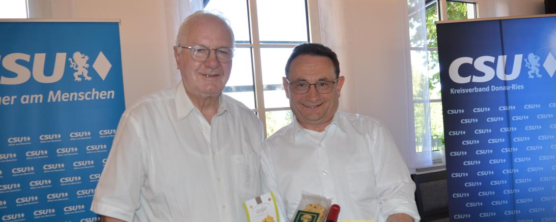 Hier sieht man Nördlingens Alt-Bürgermeister Paul Kling (l.) und MdB Ulrich Lange beim Treffen der Donau-Rieser CSU.