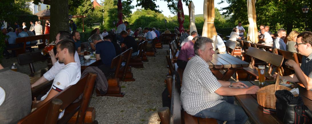 Hier sieht man die Donau-Rieser CSU im Biergarten der Wemdinger Wallfahrtsgaststätte.
