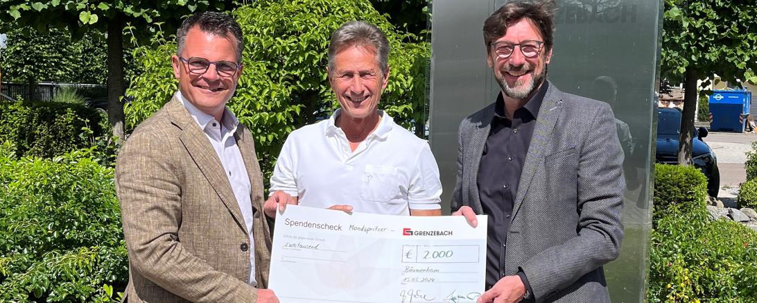 Im Bild von links nach rechts: Jürgen Sorré (Oberbürgermeister der Stadt Donauwörth), Martin Oberman (Vorstand des Vereins „Kinder wollen leben, spielen, lachen!“), Reinhold Rückel (Standortleiter Grenzebach Maschinenbau GmbH)