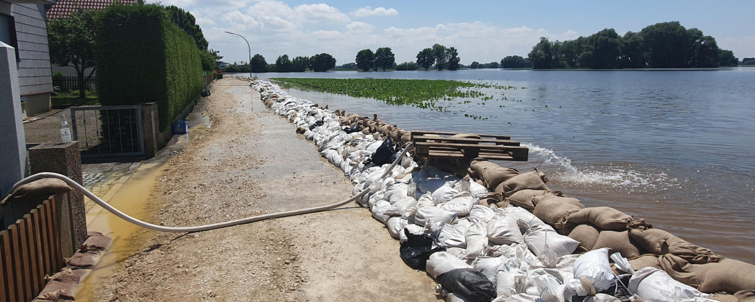 Bis auf wenige Meter war das Wasser bereits an den Ortsrand herangerückt.