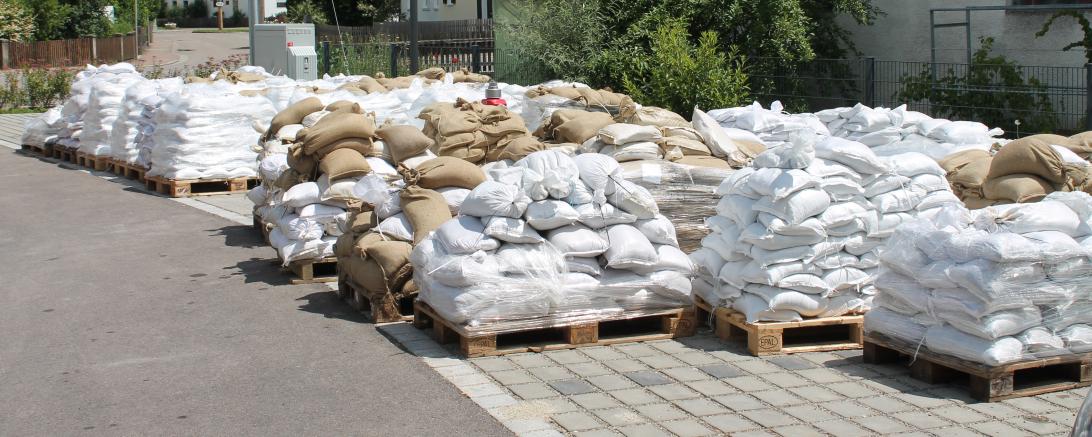 Hier sieht man Sandsäcke zum Hochwasserschutz.