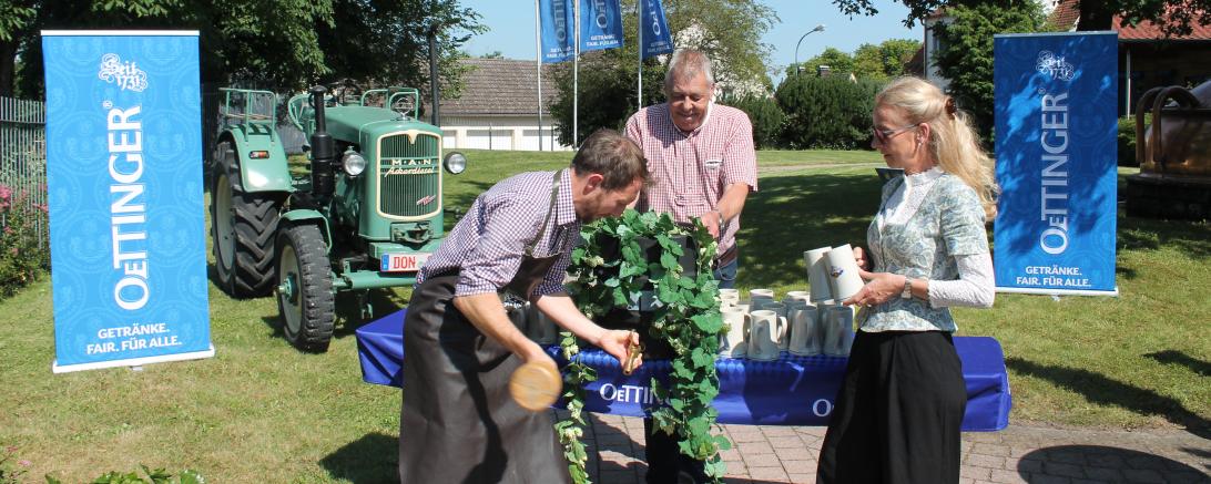 Hier sieht man Oettingens Bürgermeister Thomas Heydrich beim Anzapfen des ersten Festbierfass.