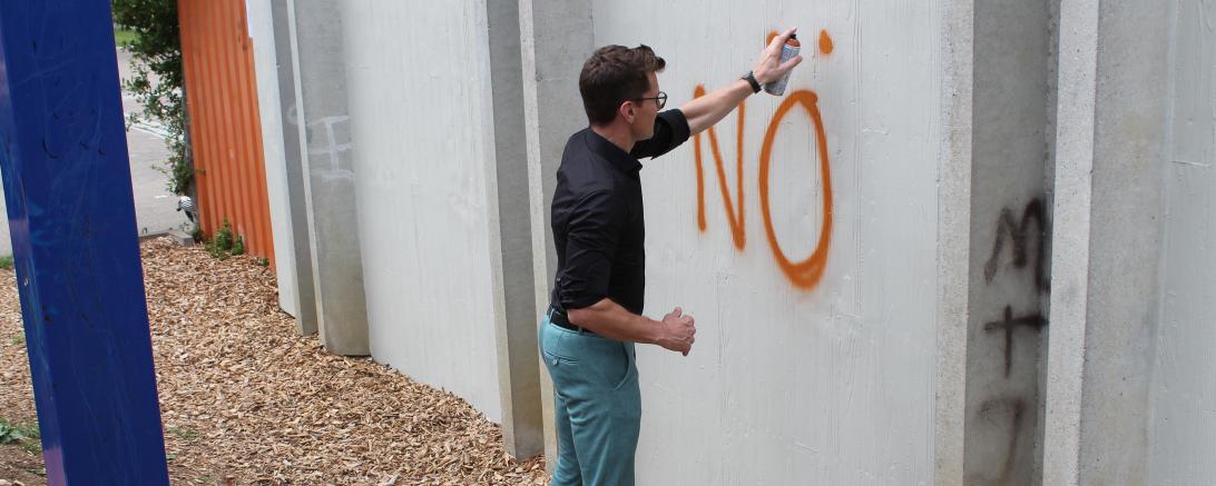 Hier sieht man Nördlingens Oberbürgermeister David Wittner an der Graffiti-Wall.
