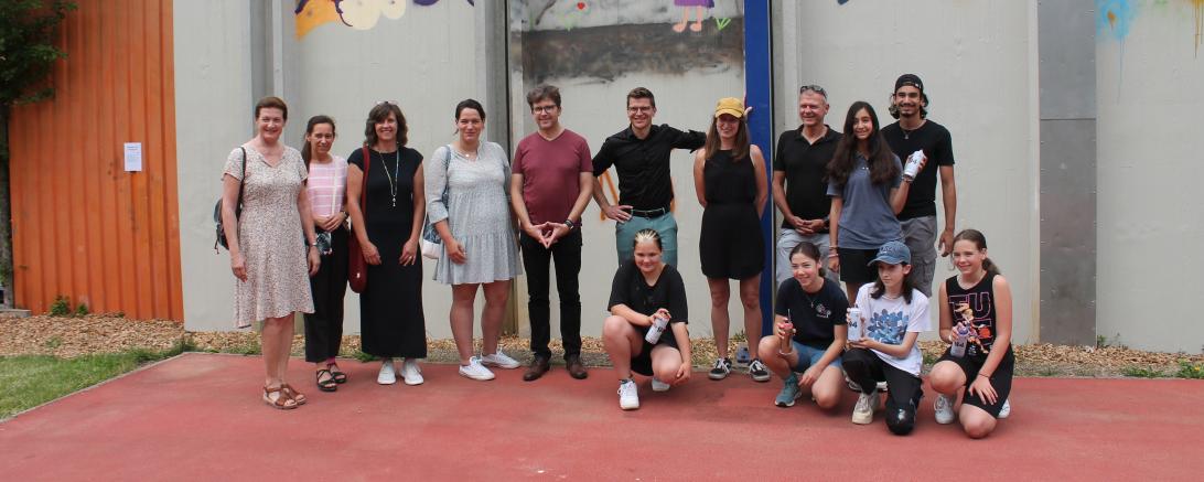 Hier sieht man Nördlingens Oberbürgermeister David Wittner mit jugendlichen Graffitikünstlern von der neuen Graffiti-Wall.