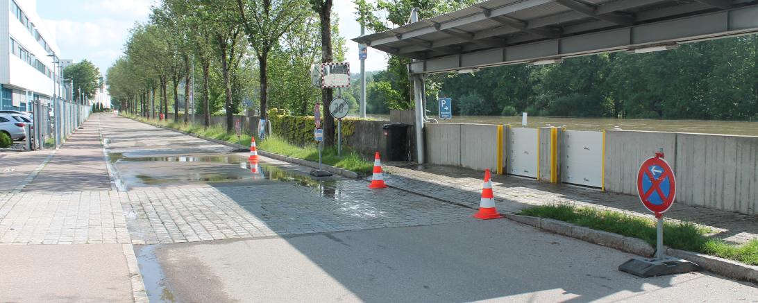 Hier sieht man ein kleines Loch im Airbusdamm.