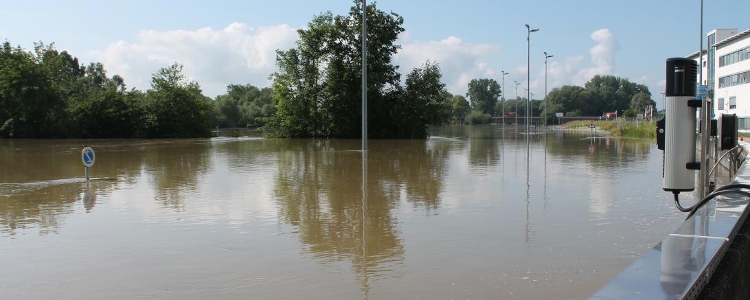 Hier sieht man den überschwemmten Parkplatz von Airbus.