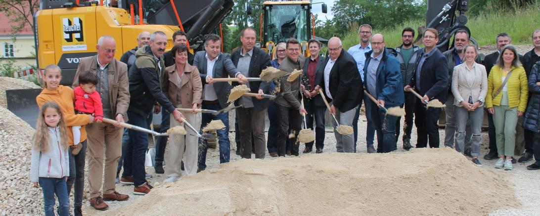 Hier sieht man den Spatenstich zum Projekt Dorferneuerung in Schmähingen.