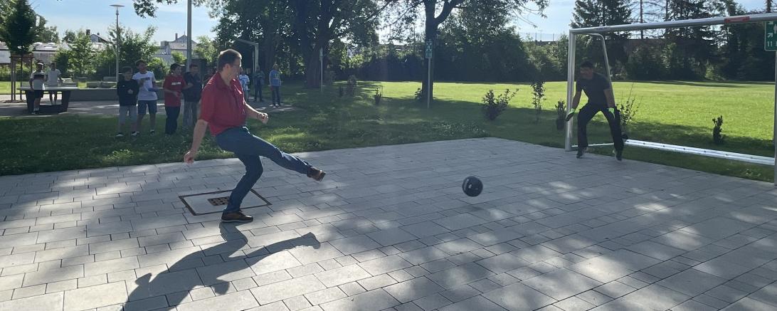 Im Pausenhof des THG Nördlingen gibt es mit dem neuen Fußballtor eine weitere Attraktion für die Pausengestaltung. 