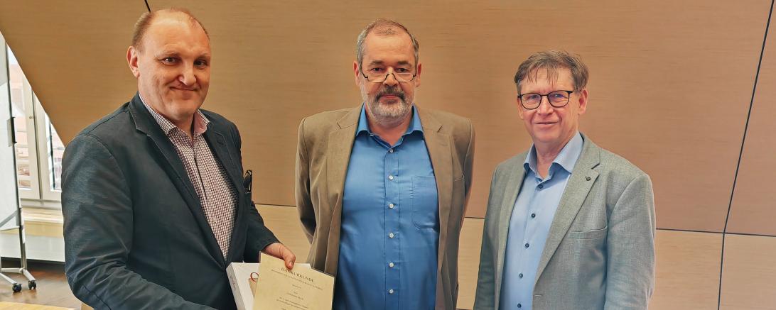 Auf dem Bild v.l.n.r.: Archivpfleger und Jubilar Gerhard Beck, Dr. Thomas Engelke, Archivdirektor des Staatsarchivs Augsburg, Landrat Stefan Rößle.